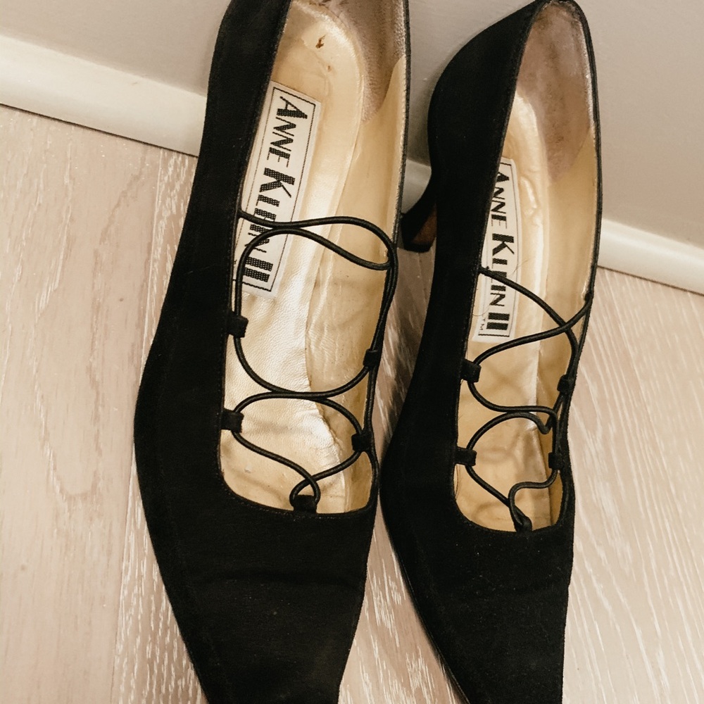 Black Anne Klein velvet pumps